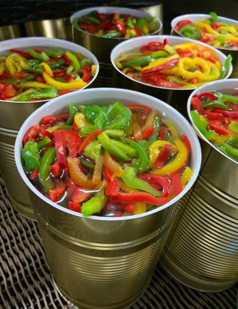Canned colored pepper
